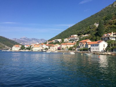 Blick auf stadt in Montenegro bei Fährüberfahrt