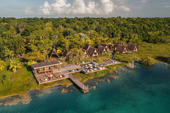 Hotel Habitas Bacalar von oben am Wasser