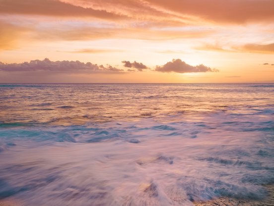 Sonnenuntergang am Strand mit Langzeitbelichtung, rosa Wolken