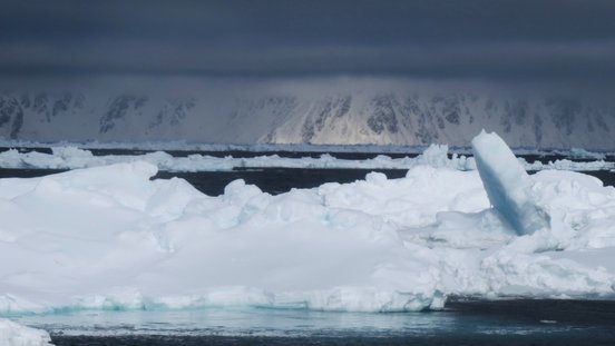 Düstere Stimmung an der Packeisgrenze in Spitzbergen