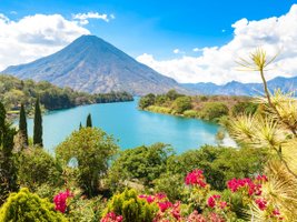 Blick auf den Atitlan See und den San Pedro Vulkan im Hochland von Guatemala