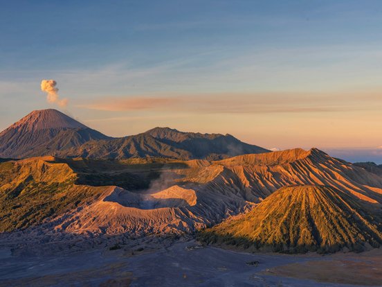 Javas Vulkanlandschaft bei Sonnenuntergang