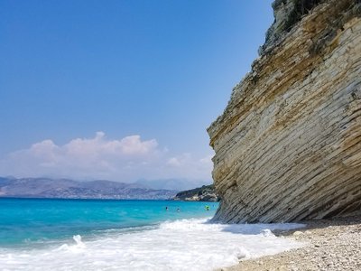 Türkises Meerwasser an einem felsigen Strand in Albanien