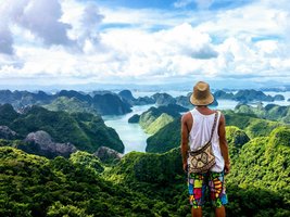 Mann schaut auf Ha Long Bucht