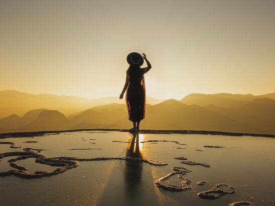 Frau im Sonnenuntergang