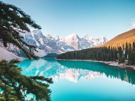 Rocky Mountains und türkisblauer See