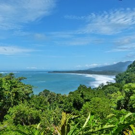 Landschaftsbild vom Strand und dem Regenwald in Uvita, Costa Rica