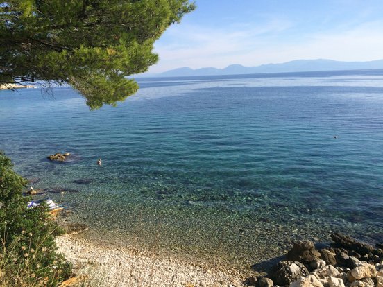 Kristallklares Wasser am Strand von Montenegro