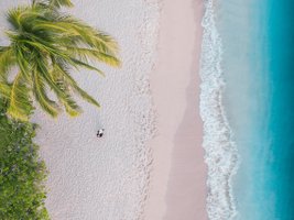 Mensch läuft an einem Strand entlang