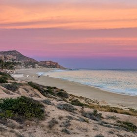 Ein Strandabschnitt im Sonnenuntergangslicht