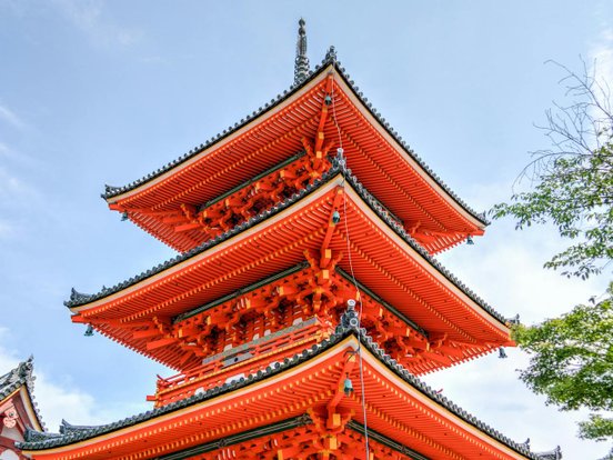 Orangener Turm am Senso-ji Tempel in Tokio