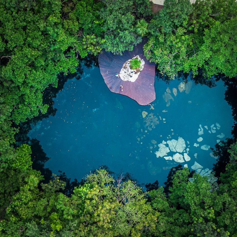 Drohnenaufnahme einer mit Wasser gefüllten Höhle