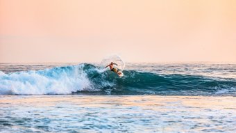 Surfer surft auf einer Welle