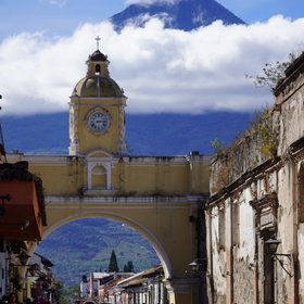 Der berühmte Torbogen in Antigua mit dem Vulkan Agua im Hintergrund