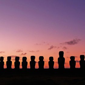 Statuen der Osterinseln im Sonnenuntergang