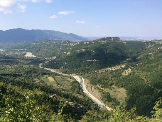 Aussicht auf Tal und Fluss beim Wandern in Albanien