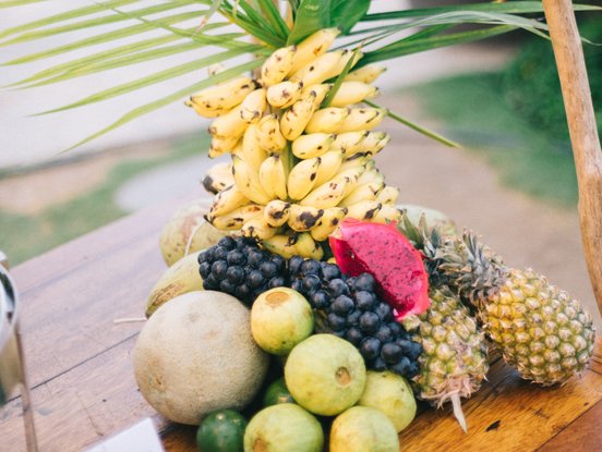 Obstarrangement mit Banane, Ananas, etc. 