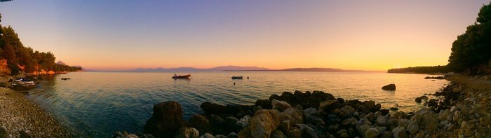 Idyllischer Sonnenuntergang am Strand von Montenegro