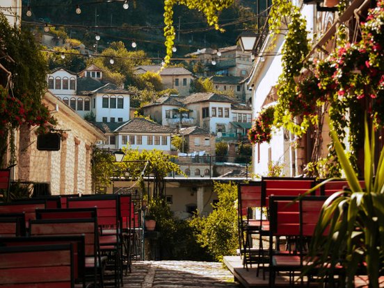 Kleine Gasse in Gjirokaster in Albanien