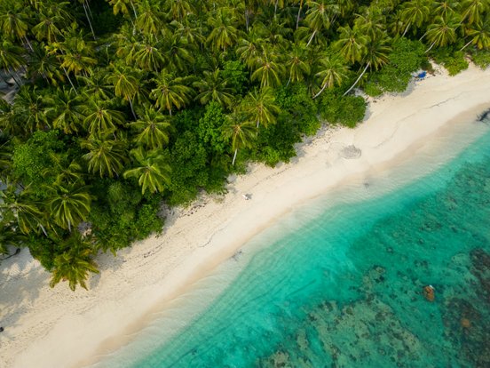 Traumhafter Strand in Indonesien von oben fotografiert