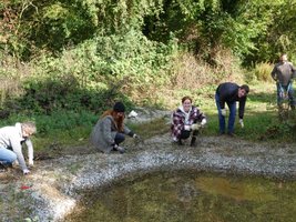 travel-to-nature Mitarbeiter arbeiten im Khali-Gelände