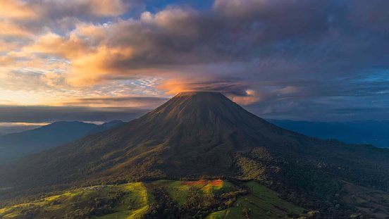 Vulkan Arenal von oben mit bei Sonnenuntergang