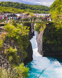 Brücke mit Menschen in Puerto Varas