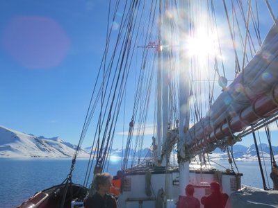 Sonne scheint auf das Segelschiff