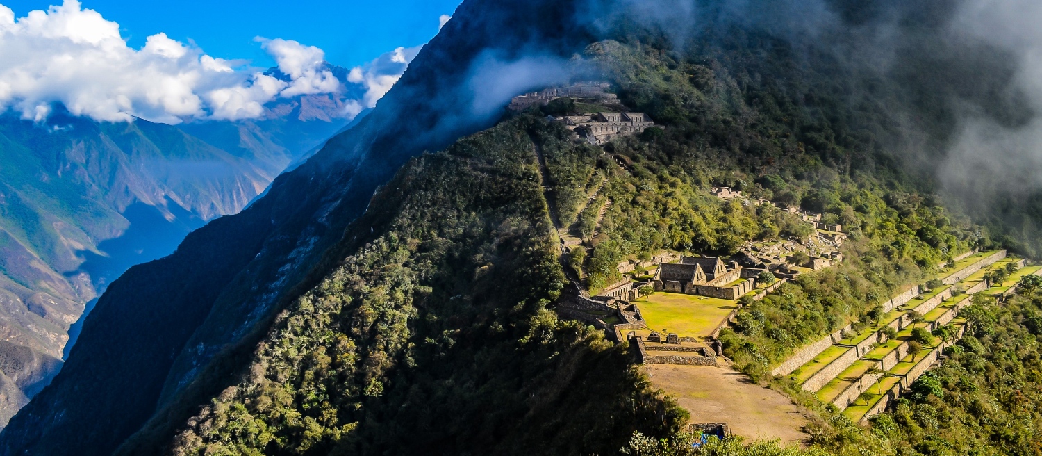 Die majestätischen Ruinen von Choquequirao in den Anden