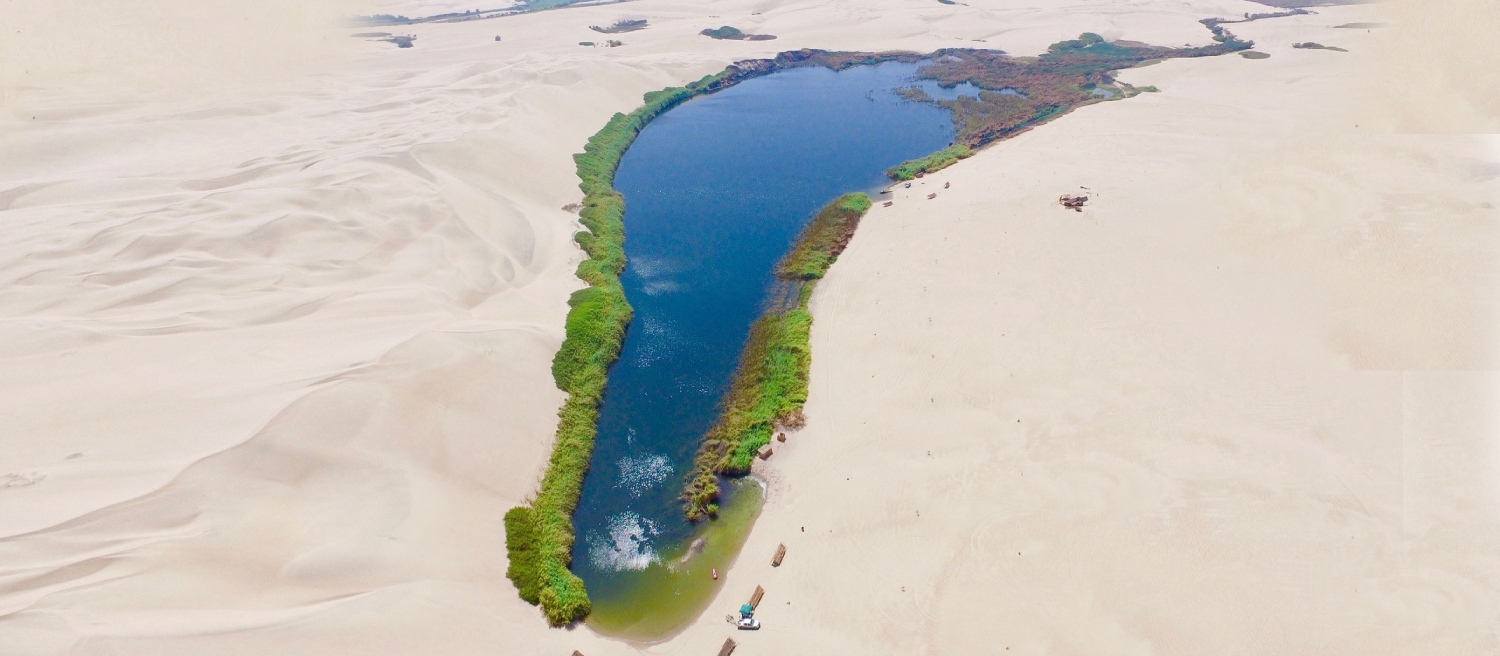 Die ruhige und klare Laguna Morón umgeben von Sanddünen