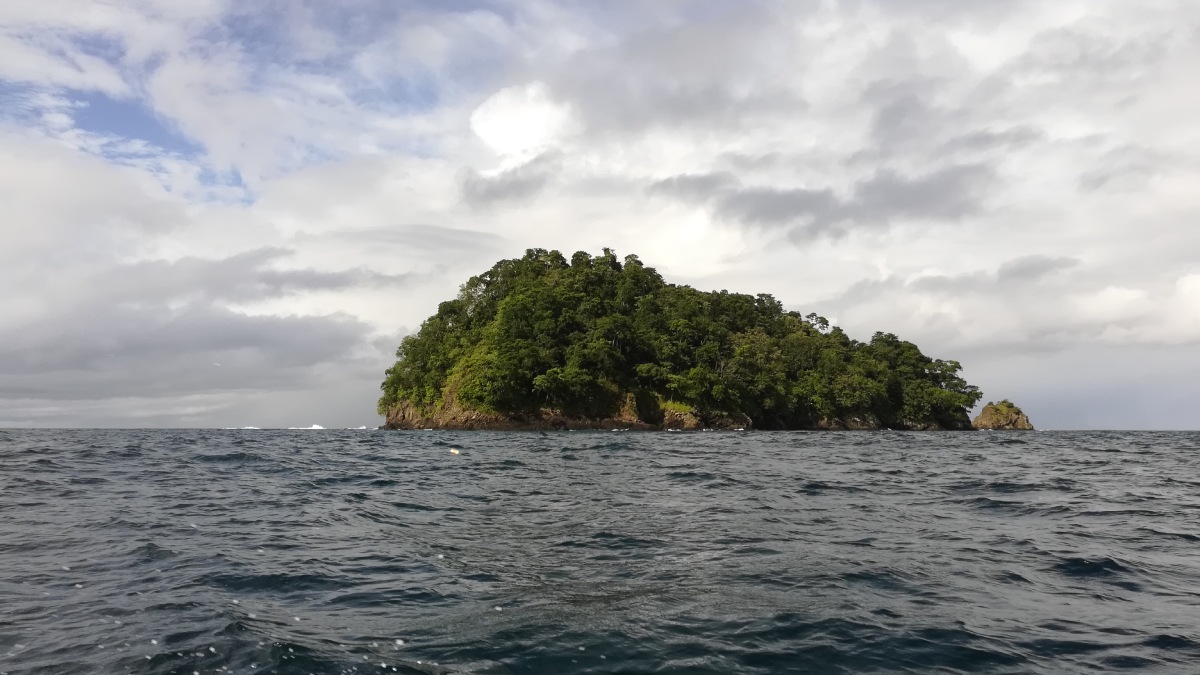 Sicht auf Isla Coiba bei der Anfahrt per Boot, Panama