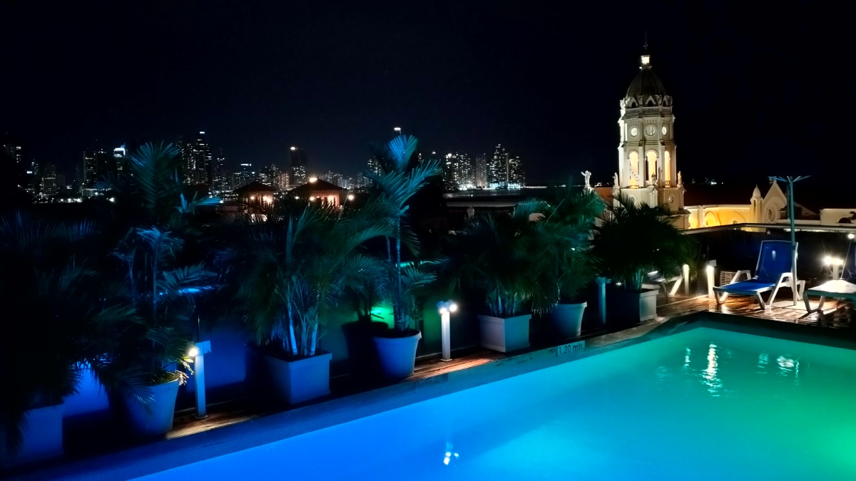 Hotel Central Pool bei Nacht in Panama City