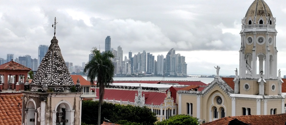 Panoramablick auf neue und alte Stadtteile von Panama City