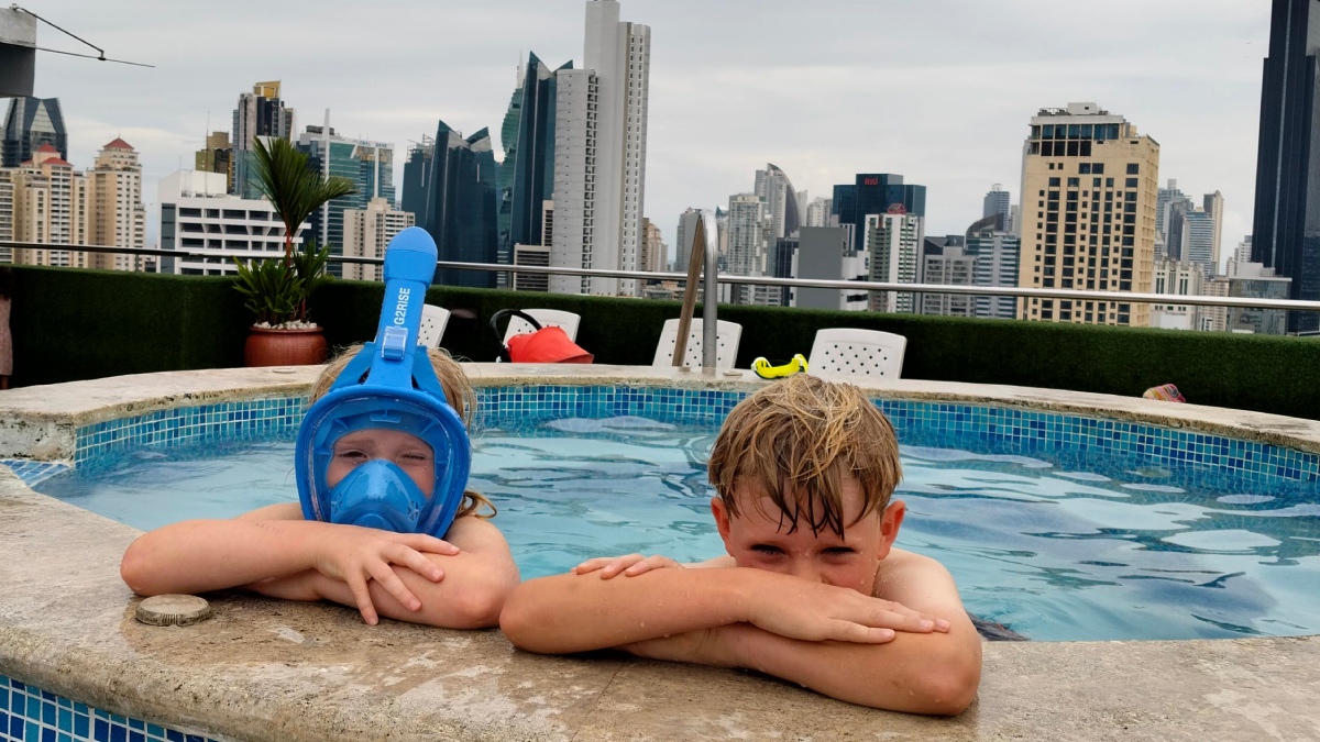 Kinder testen den Pool in Panama City