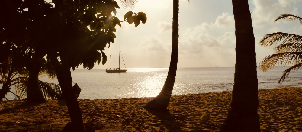 Boot am Strand während eines Sonnenuntergangs auf den San Blas Inseln, Panama