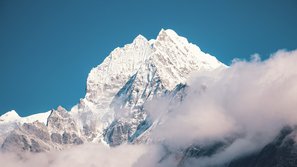 Schneebedeckter Gipfel im Himalaya