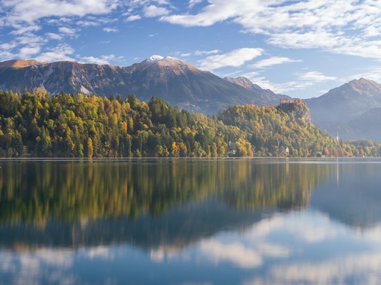 Bleder See mit Burg auf Hügel und Berge im Hintergrund