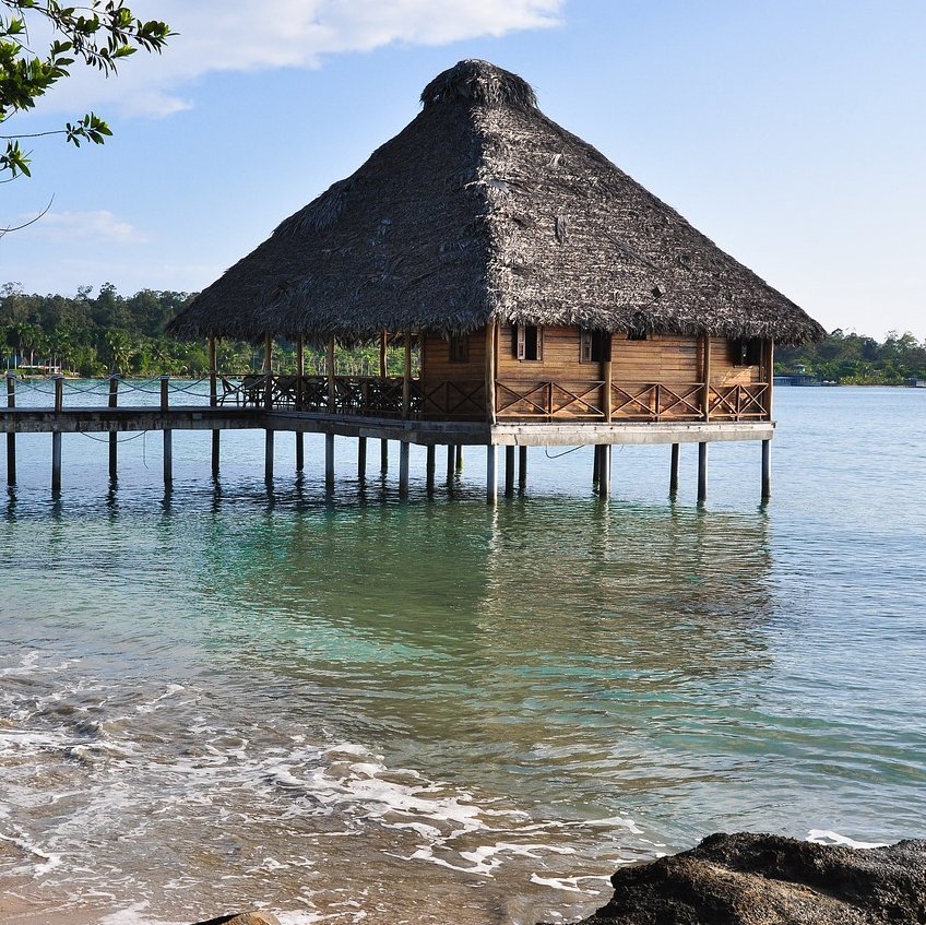 Stelzenhütte mit Steg am Strand in Panama