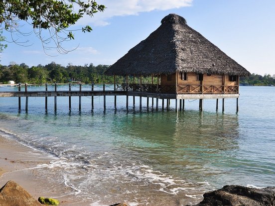 Stelzenhütte mit Steg am Strand in Panama