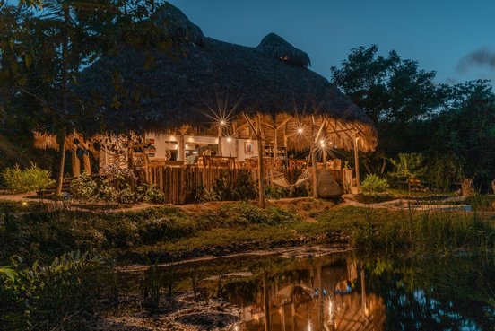 El Valle Lodge bei Nacht von außen