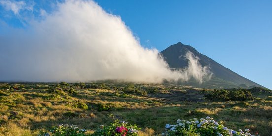 Wolken vor dem Vulkan Pico im Abendlicht