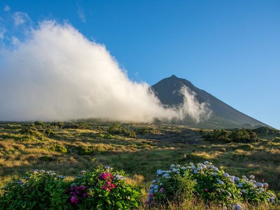 Wolken vor dem Vulkan Pico im Abendlicht