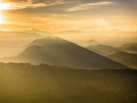 Stimmungsvolles Licht über den Bergen Kolumbiens