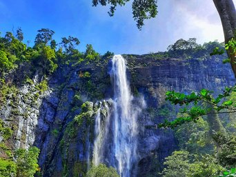 Ein Wasserfall in Sri Lankas Nationalparks