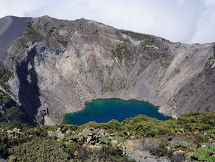 Blick auf den blauen Kratersee des Vulkan Irazú in Costa Rica