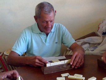 Älterer Mann spielt Domino in Kuba