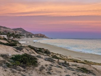 Ein Strandabschnitt im Sonnenuntergangslicht