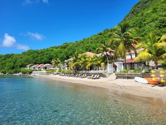 Glasklares Wasser am weißen Sandstrand von Guadeloupe