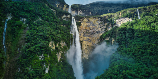 Gocta Wasserfall inmitten des Regenwaldes