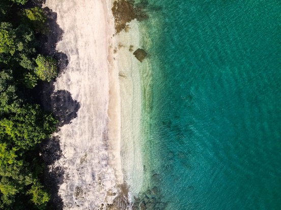 Strand am Dschungel von oben